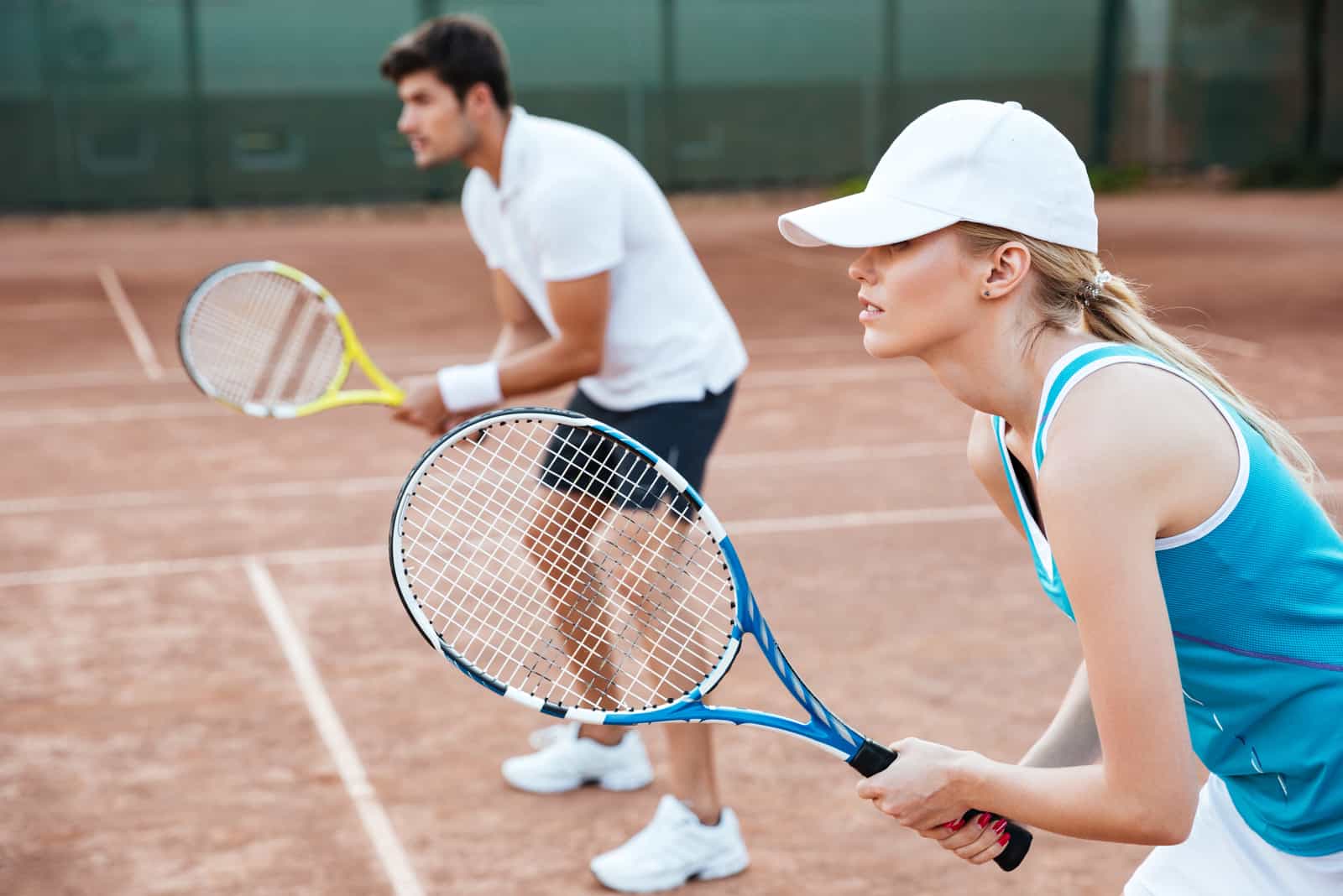 couple jouant au tennis