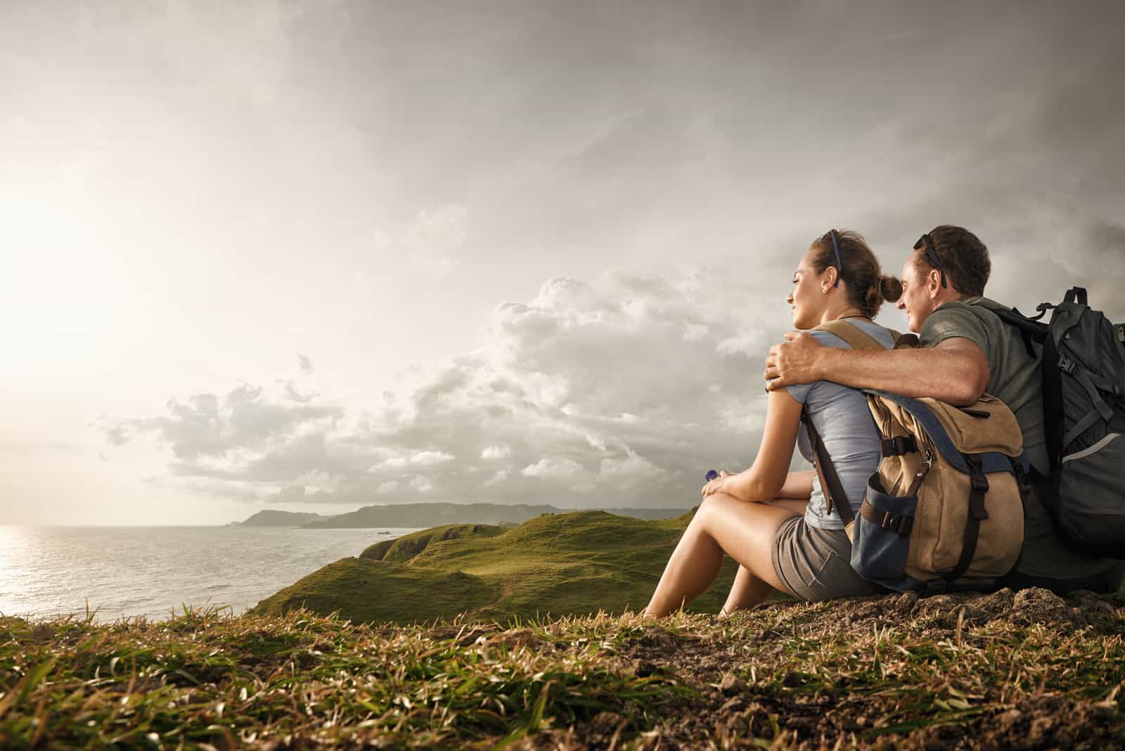 couple voyageant entre les montagnes et la côte