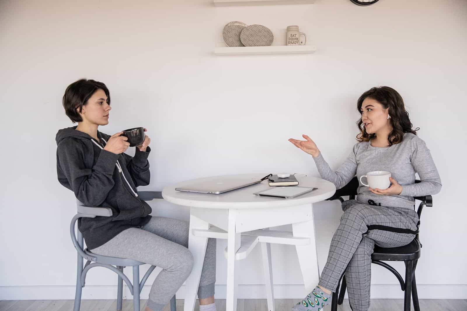 Deux amies ayant une conversation honnête et buvant du café à la maison