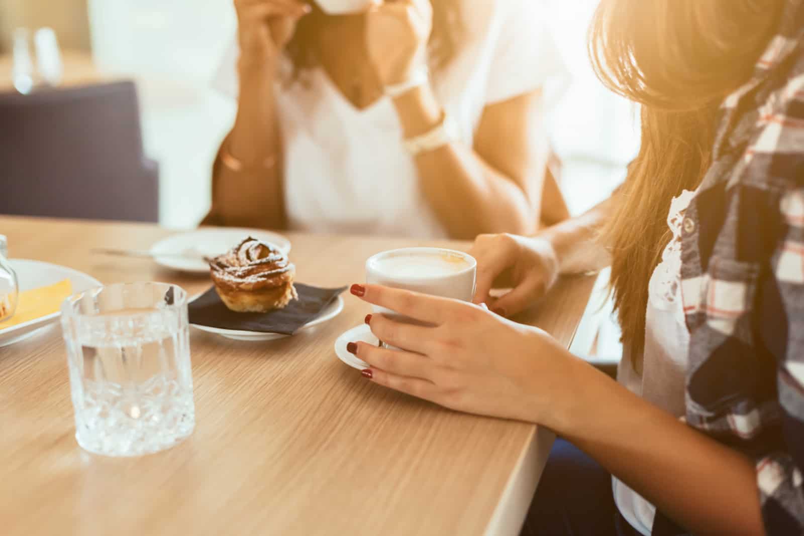 deux amies prenant un café