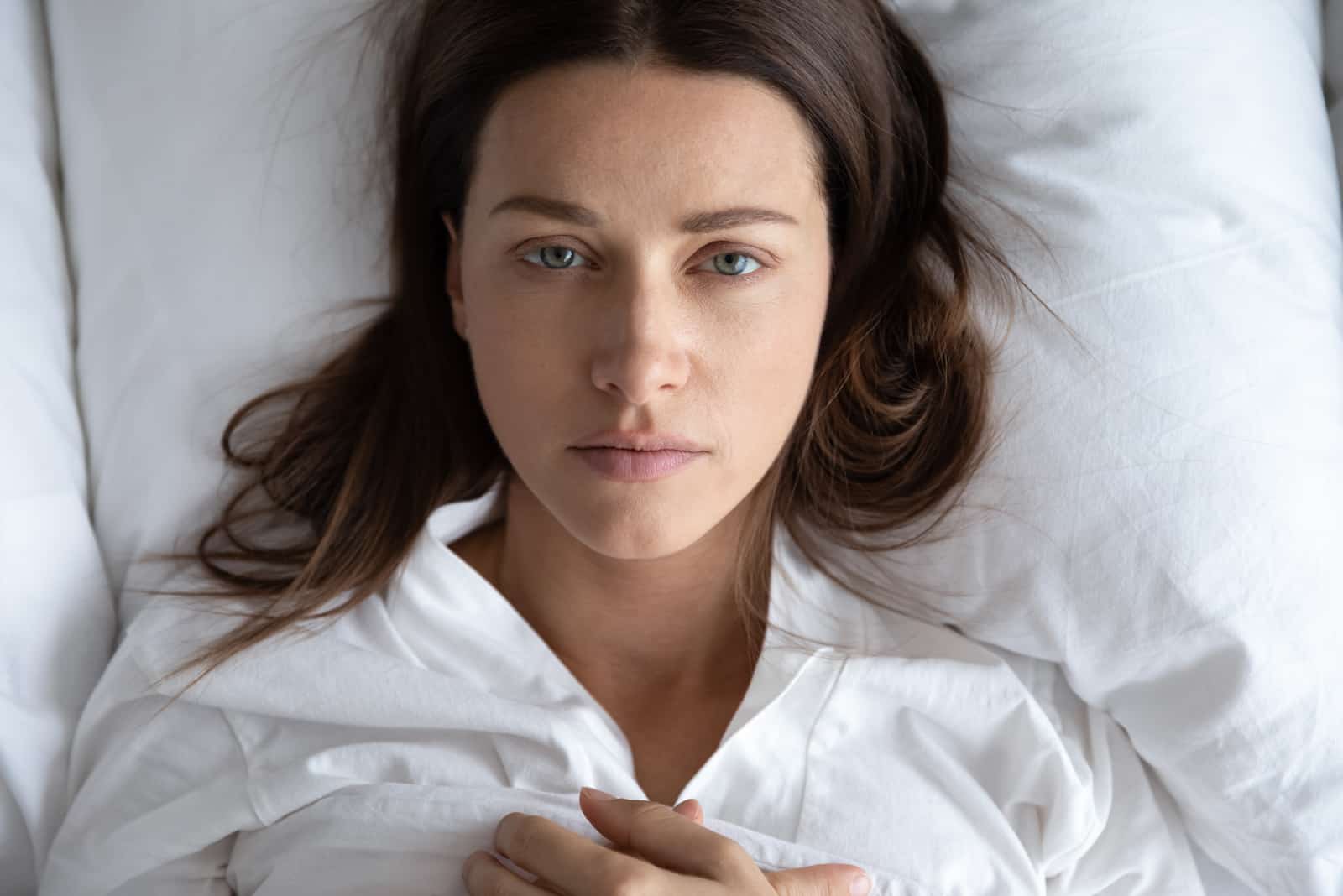 déprimé bouleversé jeune femme mensonge lit