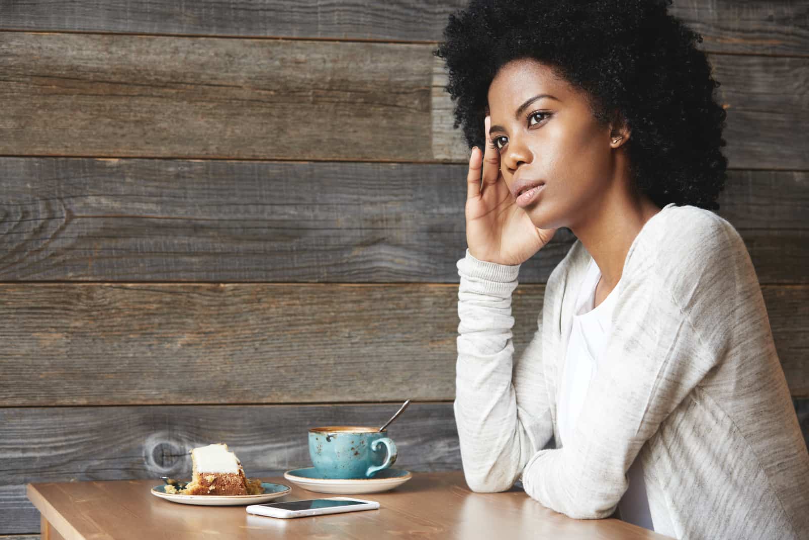 femme assise seule au café