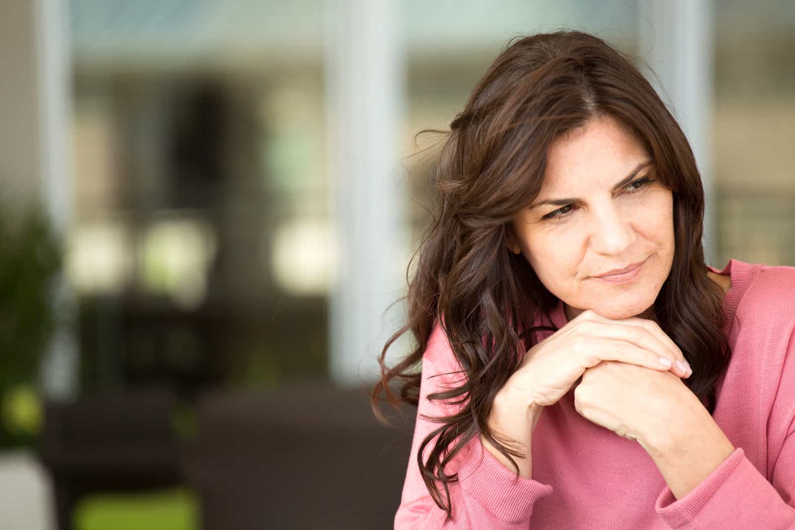 femme à la triste et inquiète