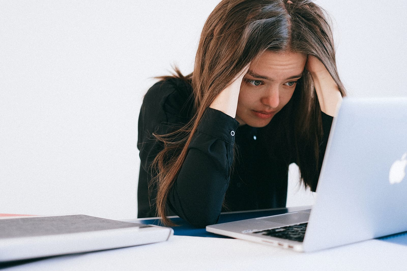 Femme stressée regardant un ordinateur portable essayant de se souvenir de quelque chose