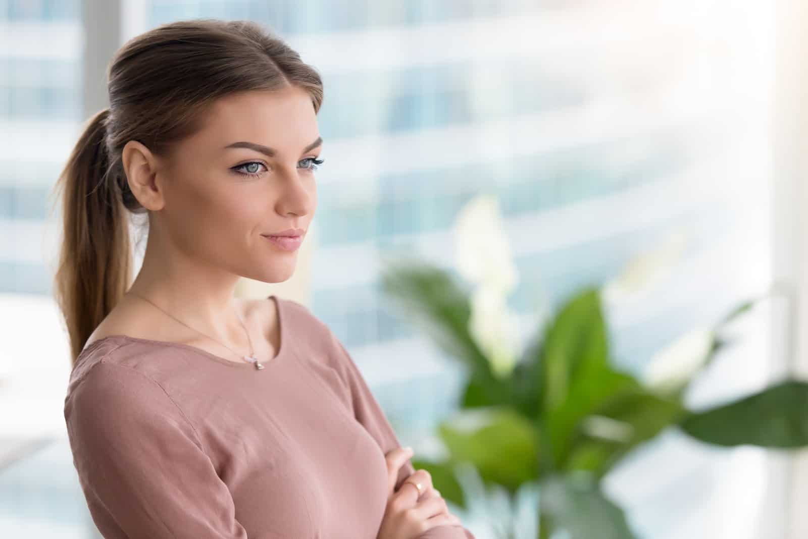 jeune femme pensive au bureau à domicile