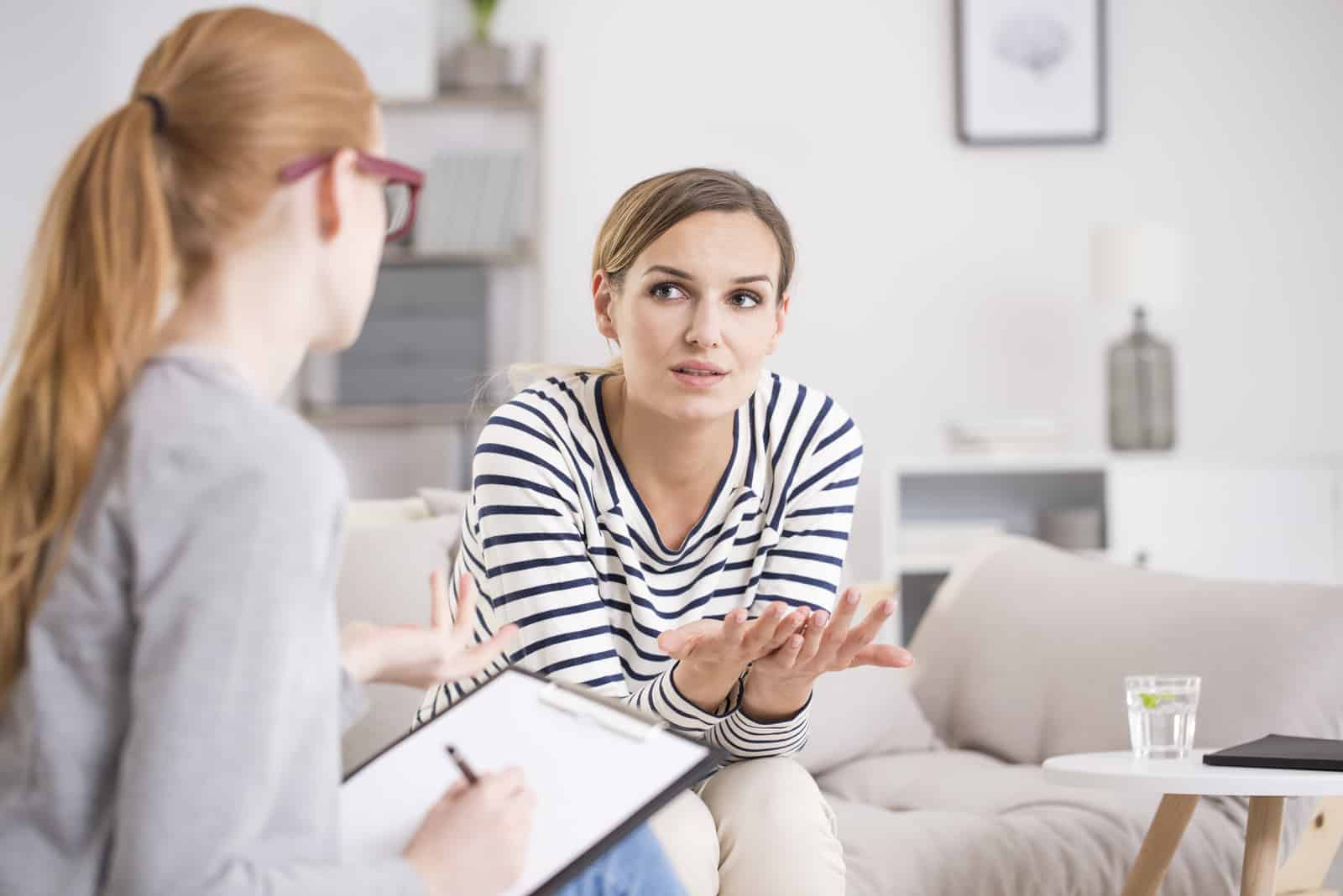 psychiatre écoute son patient