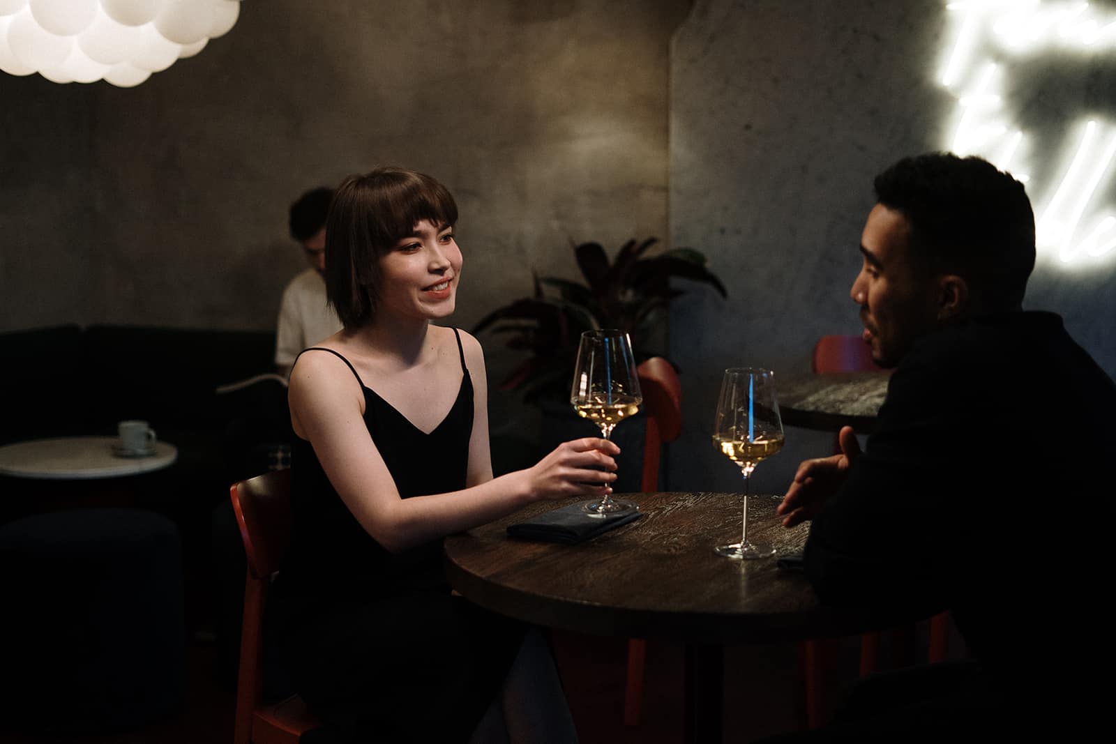 un couple grillage avec du vin dans un restaurant assis à table