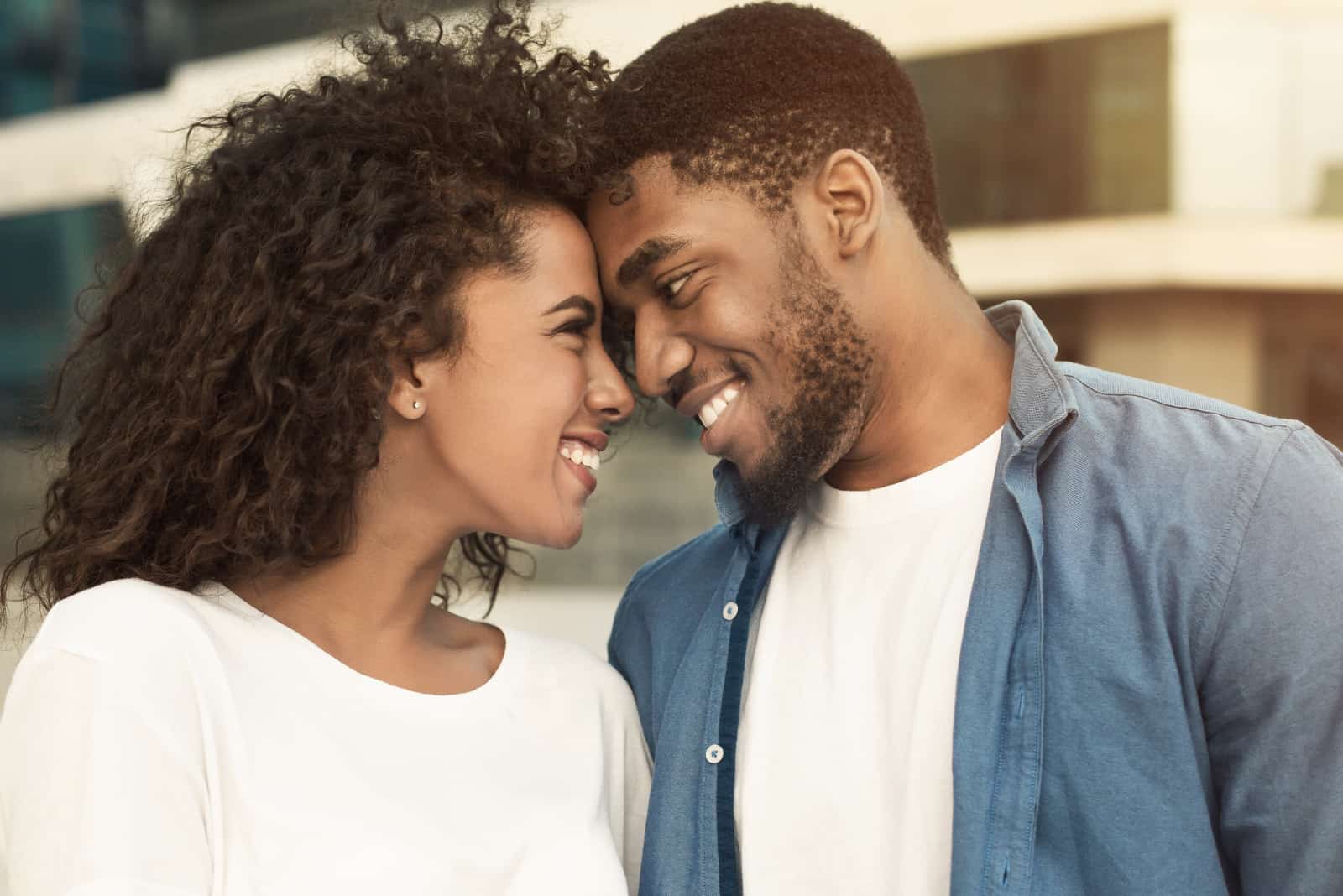 un couple noir se regardant amoureux