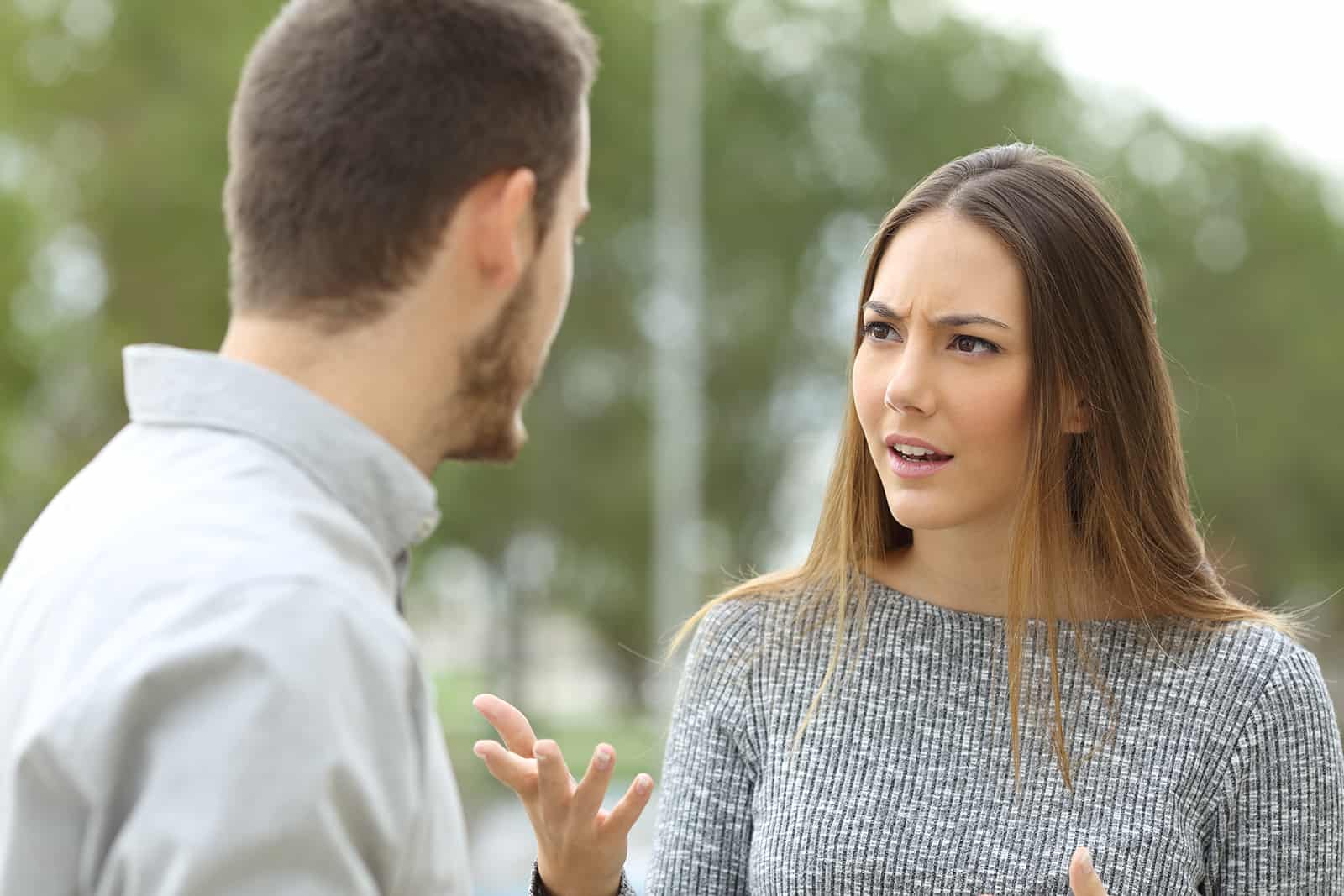 Une femme en colère parlant avec un ami dans un parc