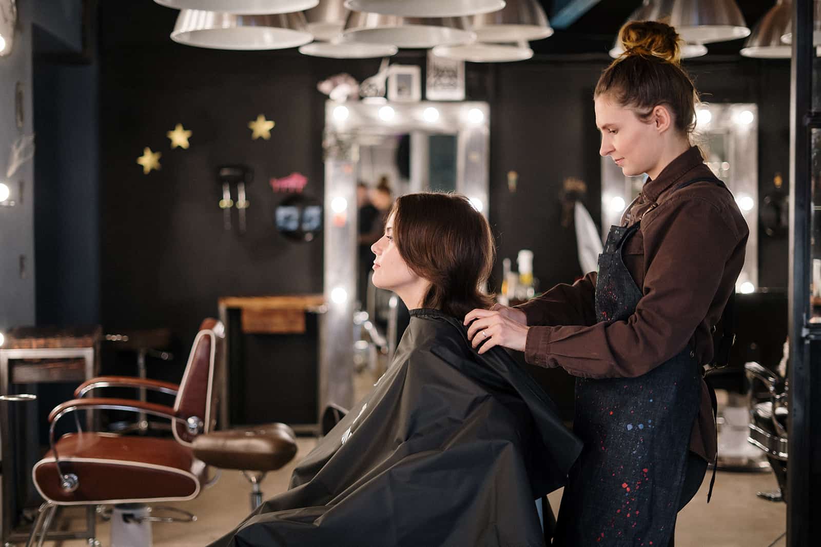 une femme se fait couper les cheveux au salon de coiffure