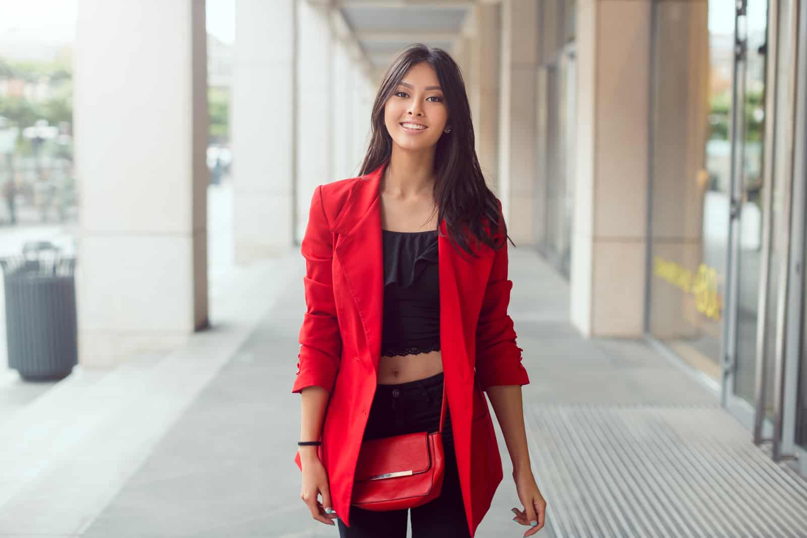 une jeune fille dans une veste rouge