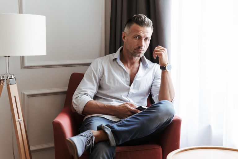 un homme assis sur une chaise
