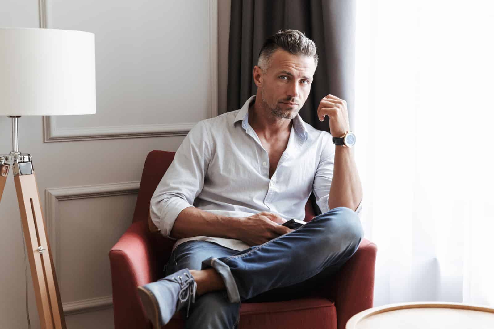 un homme assis sur une chaise