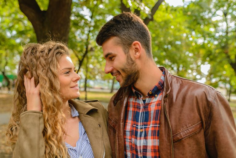 un homme et une femme flirtant