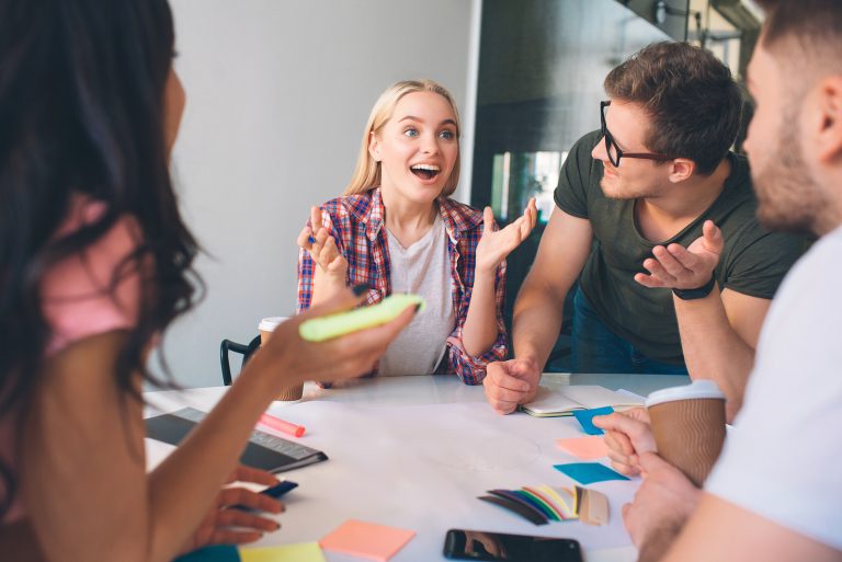 des amis s'assoient à table et rient