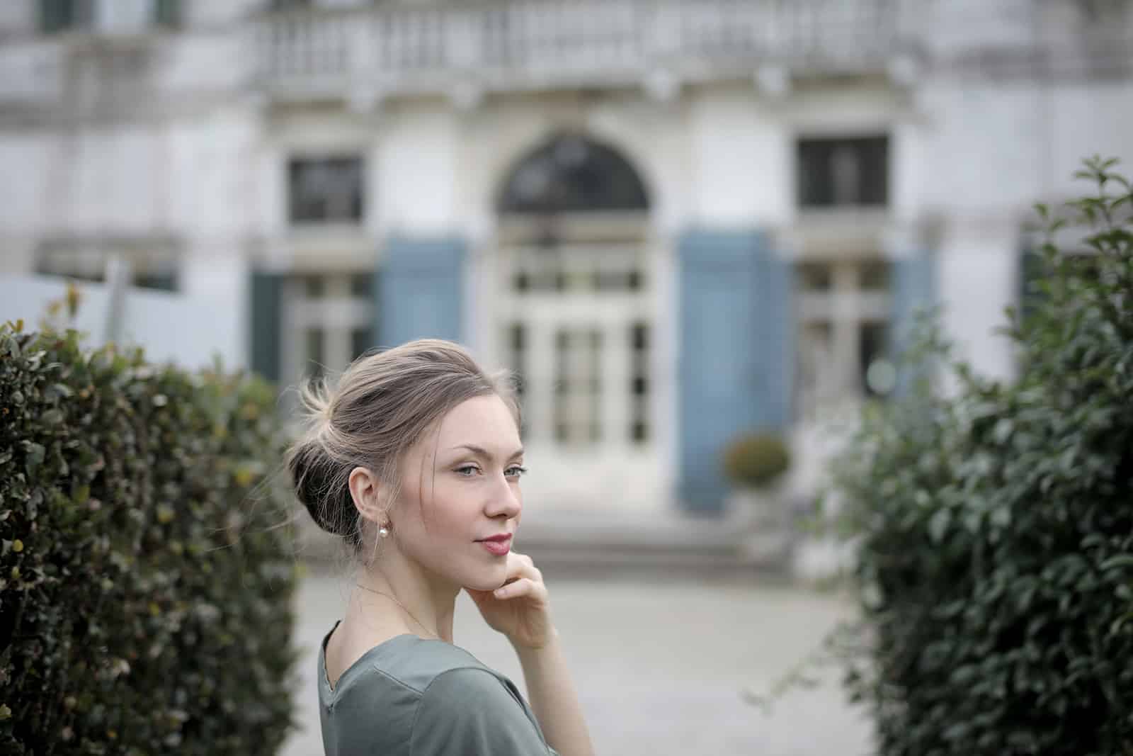 femme pensive debout dans une cour