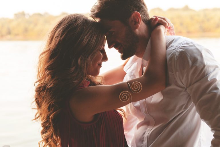 un homme et une femme embrassant