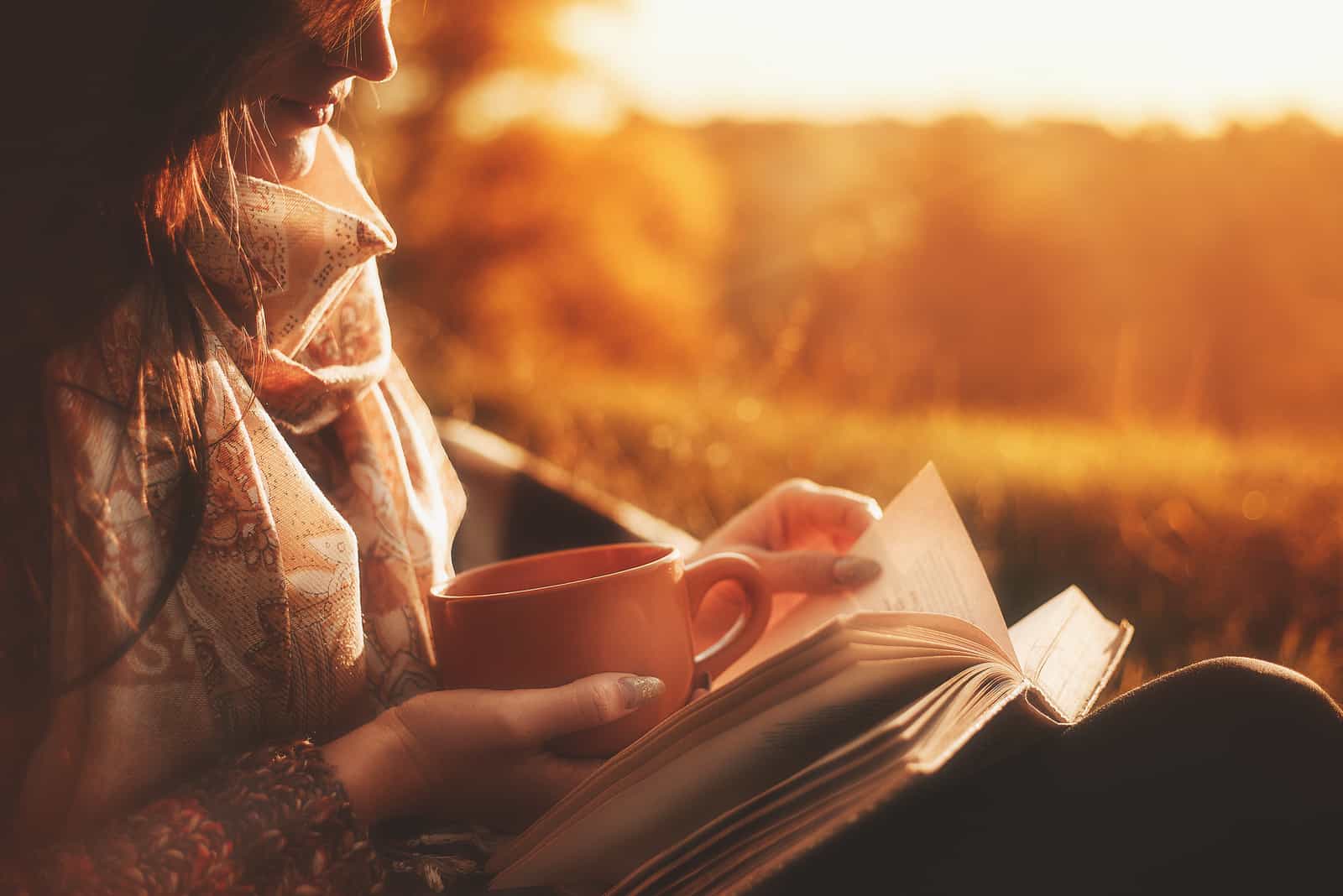 Belle fille dans la forêt dautomne en lisant un livre