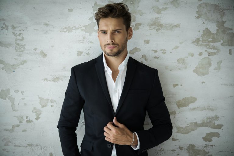un bel homme en costume se dresse