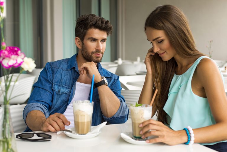 un homme est assis et parle à une femme timide