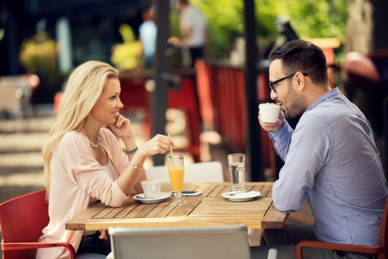 un homme et une femme sont assis face à face et parlent