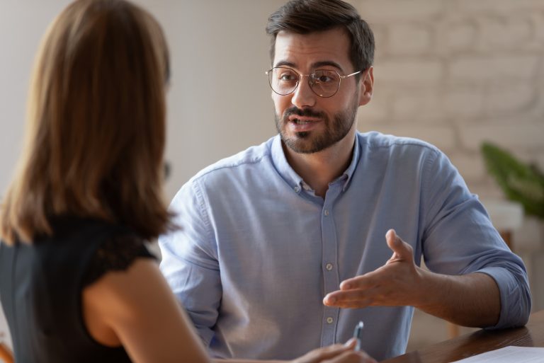 un homme et une femme s'assoient et parlent