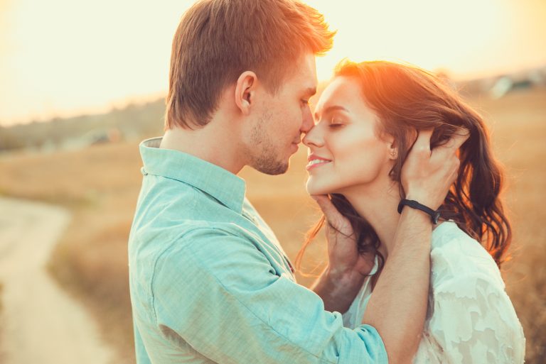 un homme veut embrasser une femme et ils rient