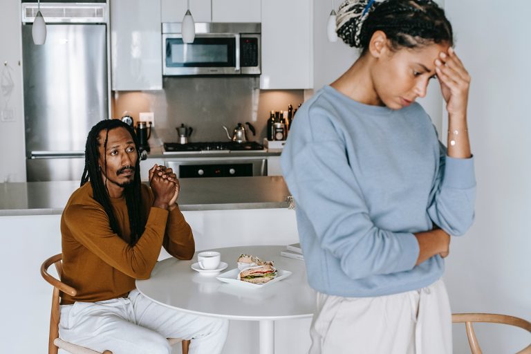 un homme et une femme ayant des conflits dans la cuisine