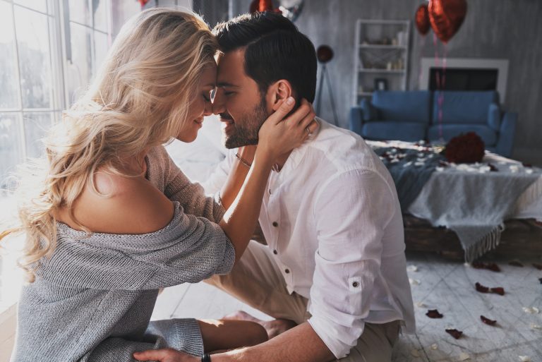 l'homme et la femme s'embrassent et se regardent
