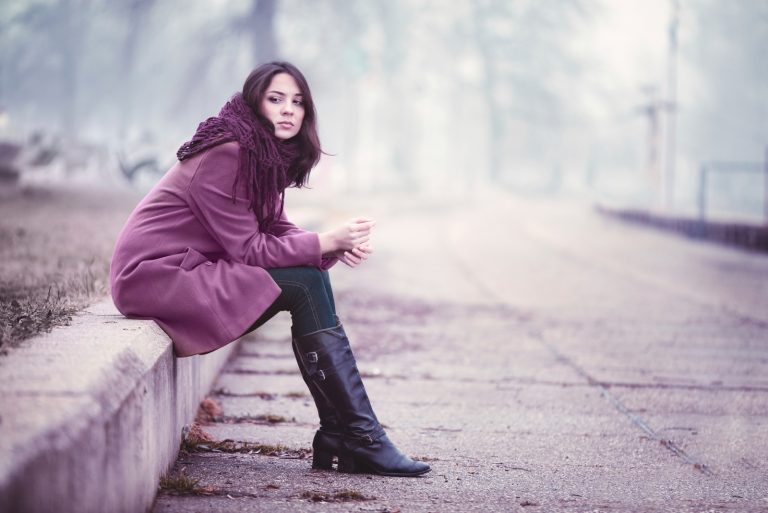 une femme déçue est assise sur le dos