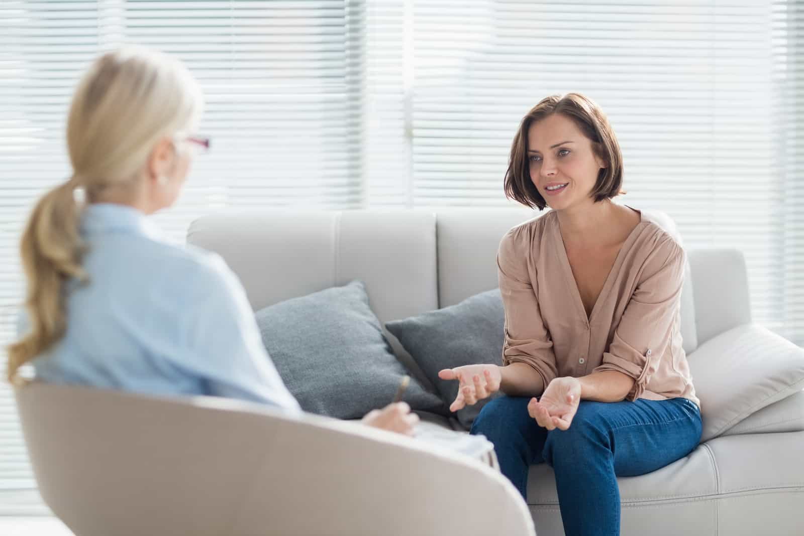 Femme parlant au thérapeute sur le canapé à la maison