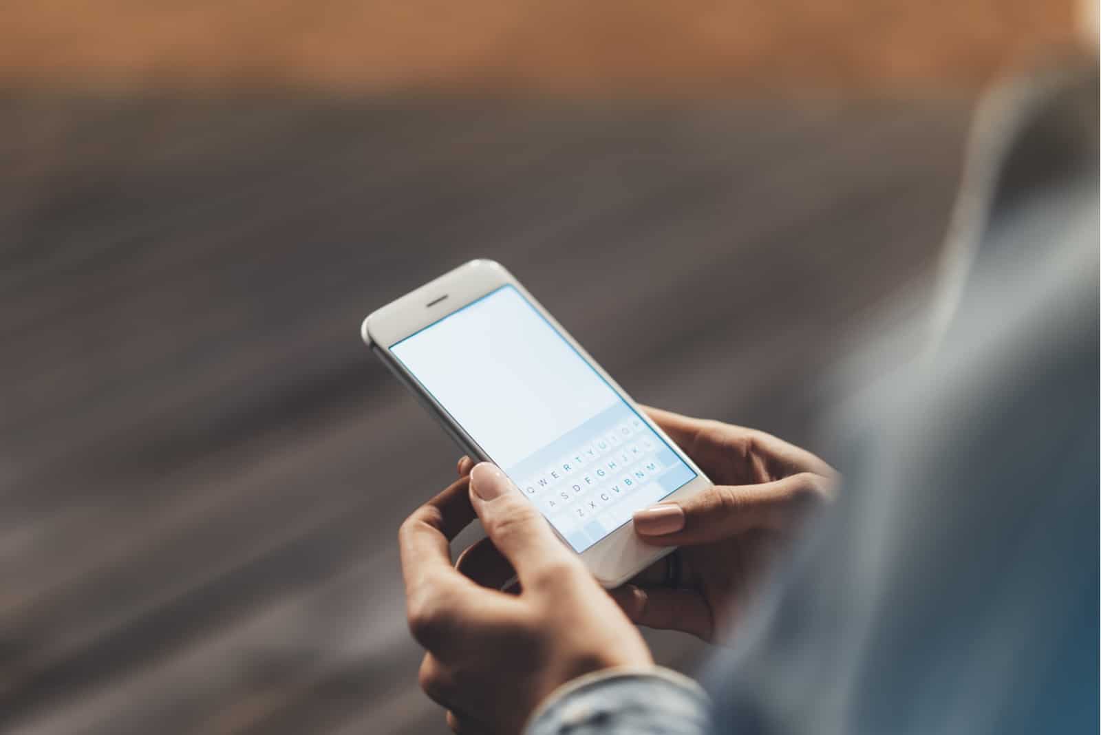 Fille pointant le doigt sur lécran du smartphone