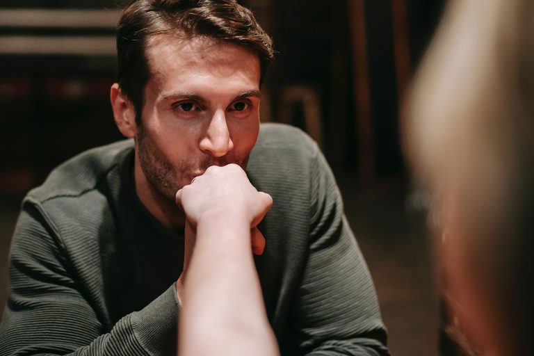 un homme embrassant une main de femme