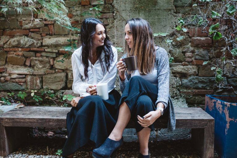 deux amis s'assoient et parlent