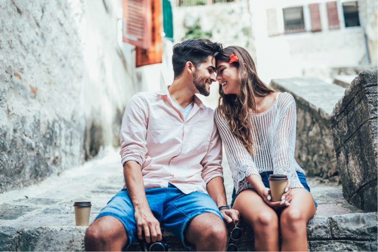 un homme et une femme sont assis sur le dos