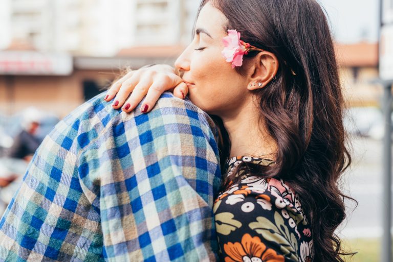 une jeune femme étreint un homme