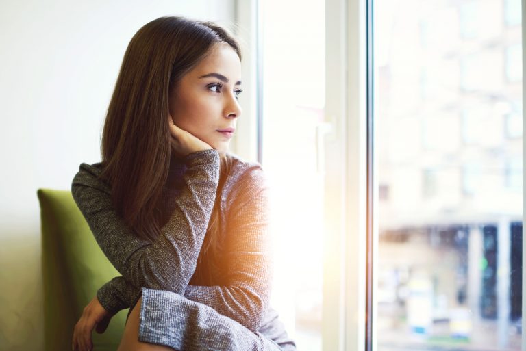 la femme regarde ailleurs en s'assoyant