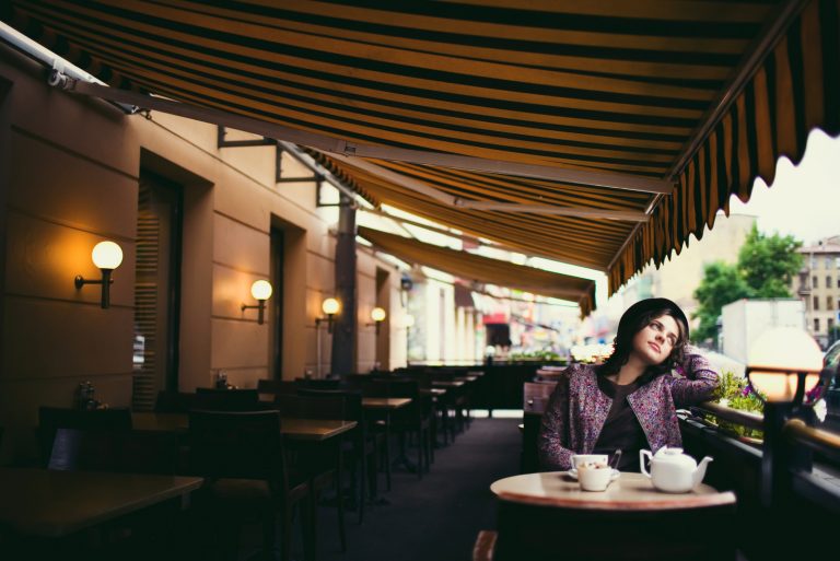 une femme imaginaire assise à une table