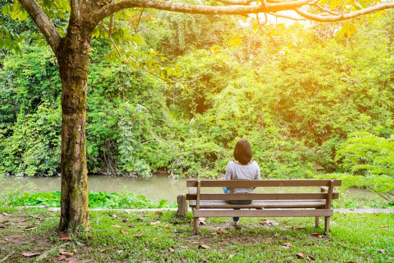 femme assise sur un banc de parc