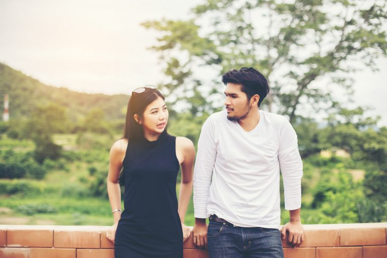 couple parlant à l'extérieur au sérieux