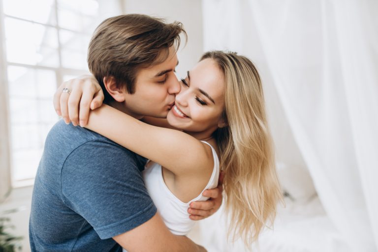 l'homme embrasse la femme et l'embrasse sur la joue