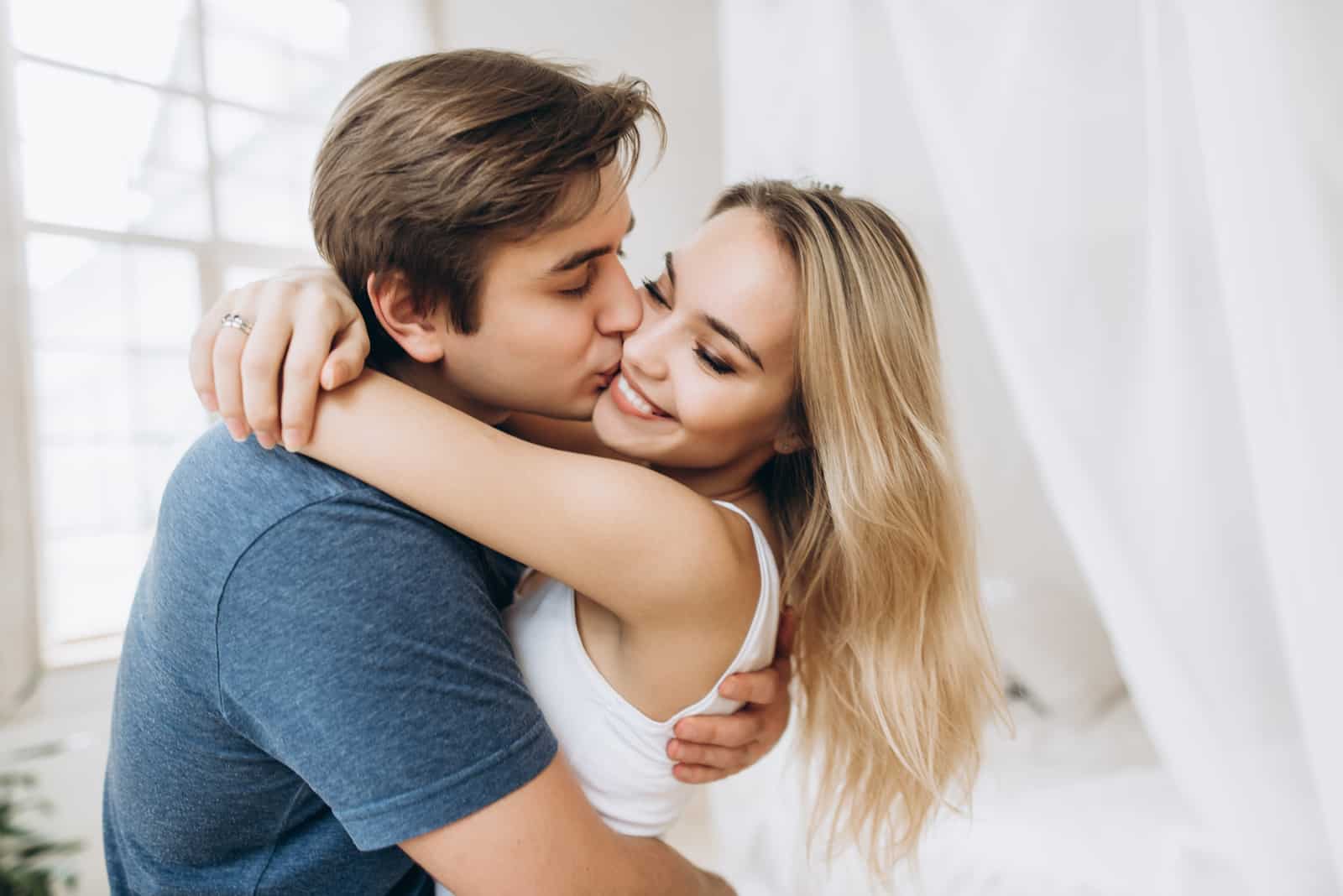 l'homme embrasse la femme et l'embrasse sur la joue