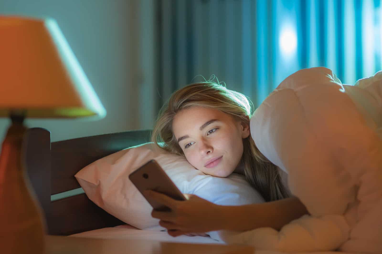 femme au lit, tenue, téléphone