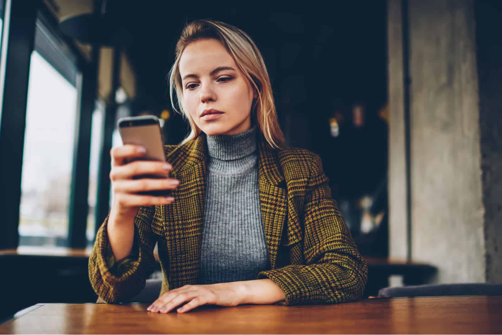 femme daffaires sérieuse, vérification des courriels