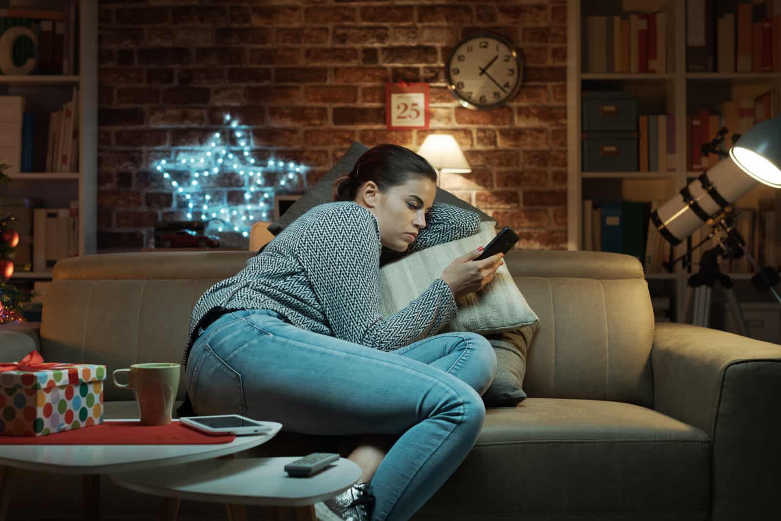 femme triste assise sur un canapé seul