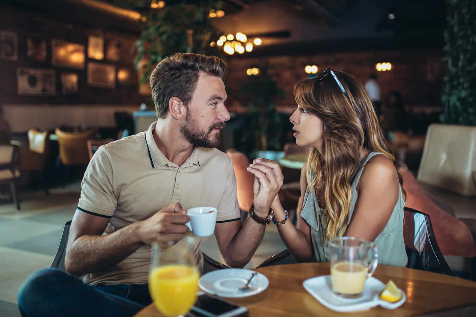 un homme et une femme s'assoient dans un café et résolvent les désaccords