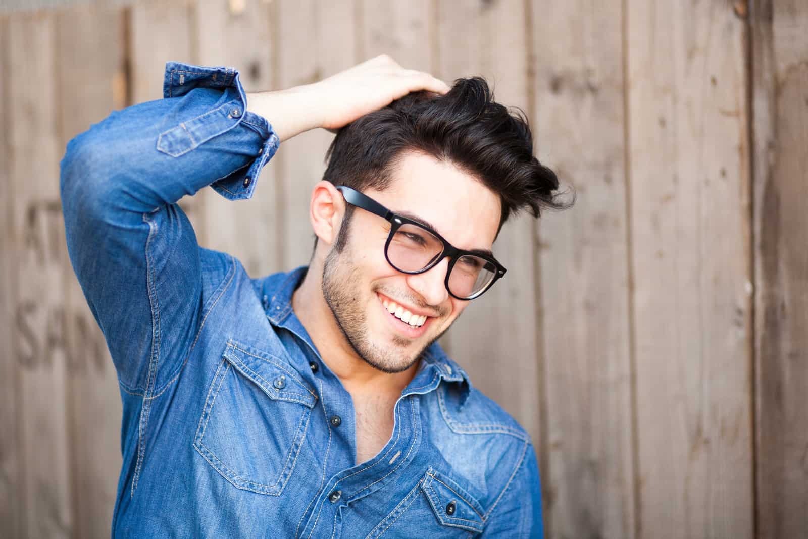 un homme souriant avec des lunettes
