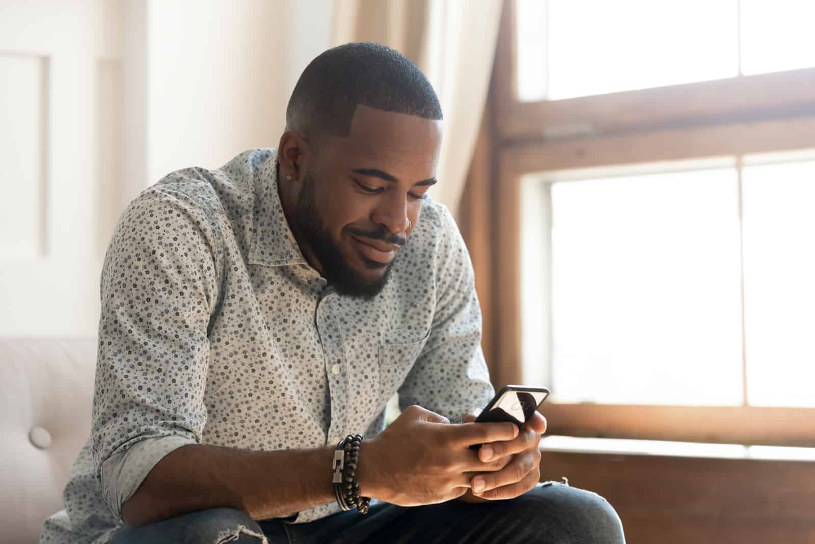 homme tenant un message texte smartphone