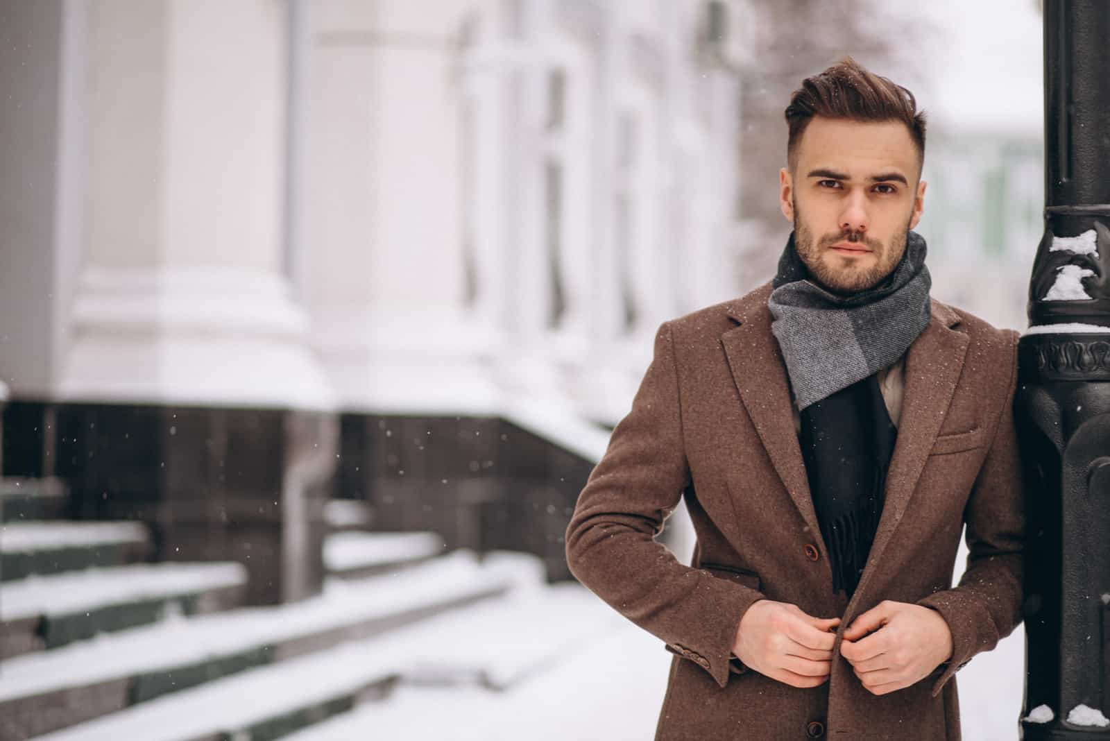 Beau jeune homme d'affaires à l'extérieur en hiver