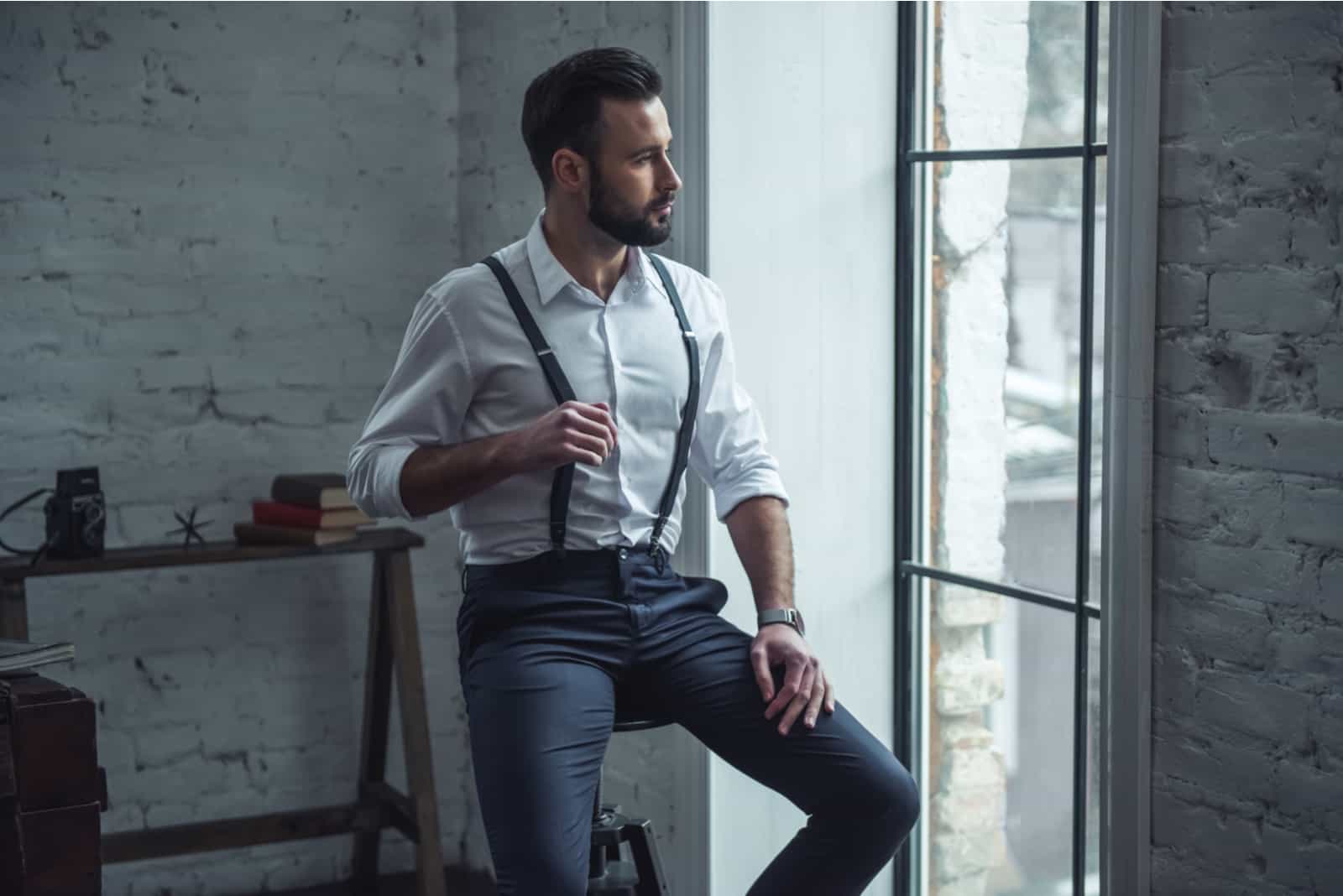 Bel homme élégant en costume